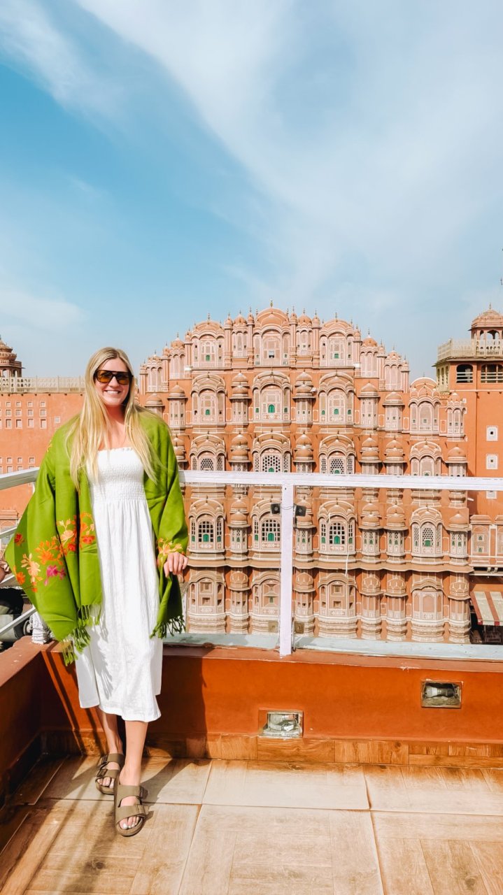 Solo traveller posing in front of Hawa Mahal in Jaipur